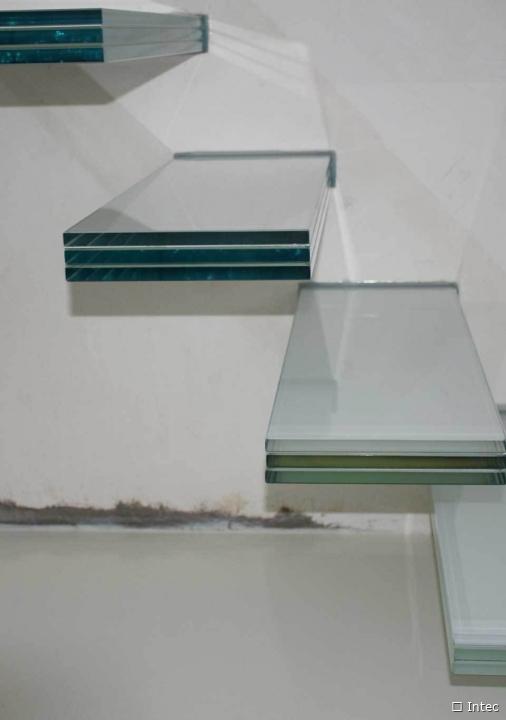 Zwevende glazen trap